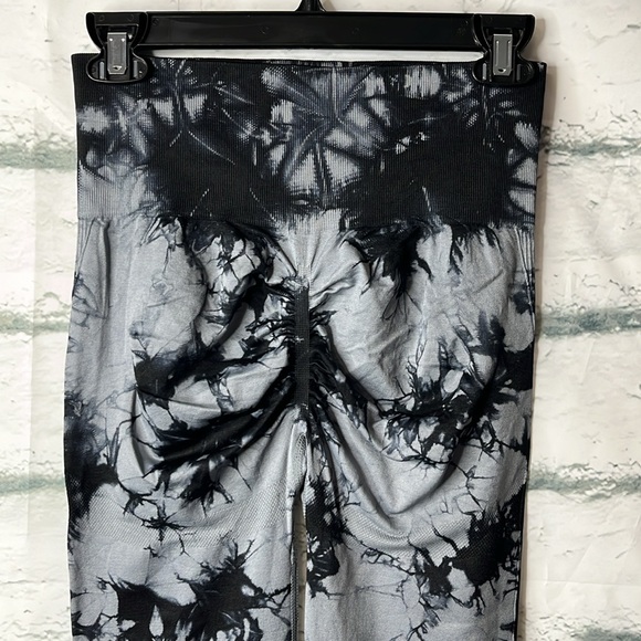 Grey and Black Tie-Dye Scrunch Butt Leggings. NIP - Picture 3 of 5